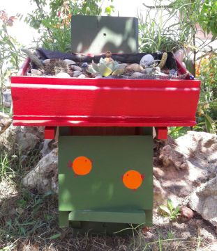 yasayan catili ahsap kus evi